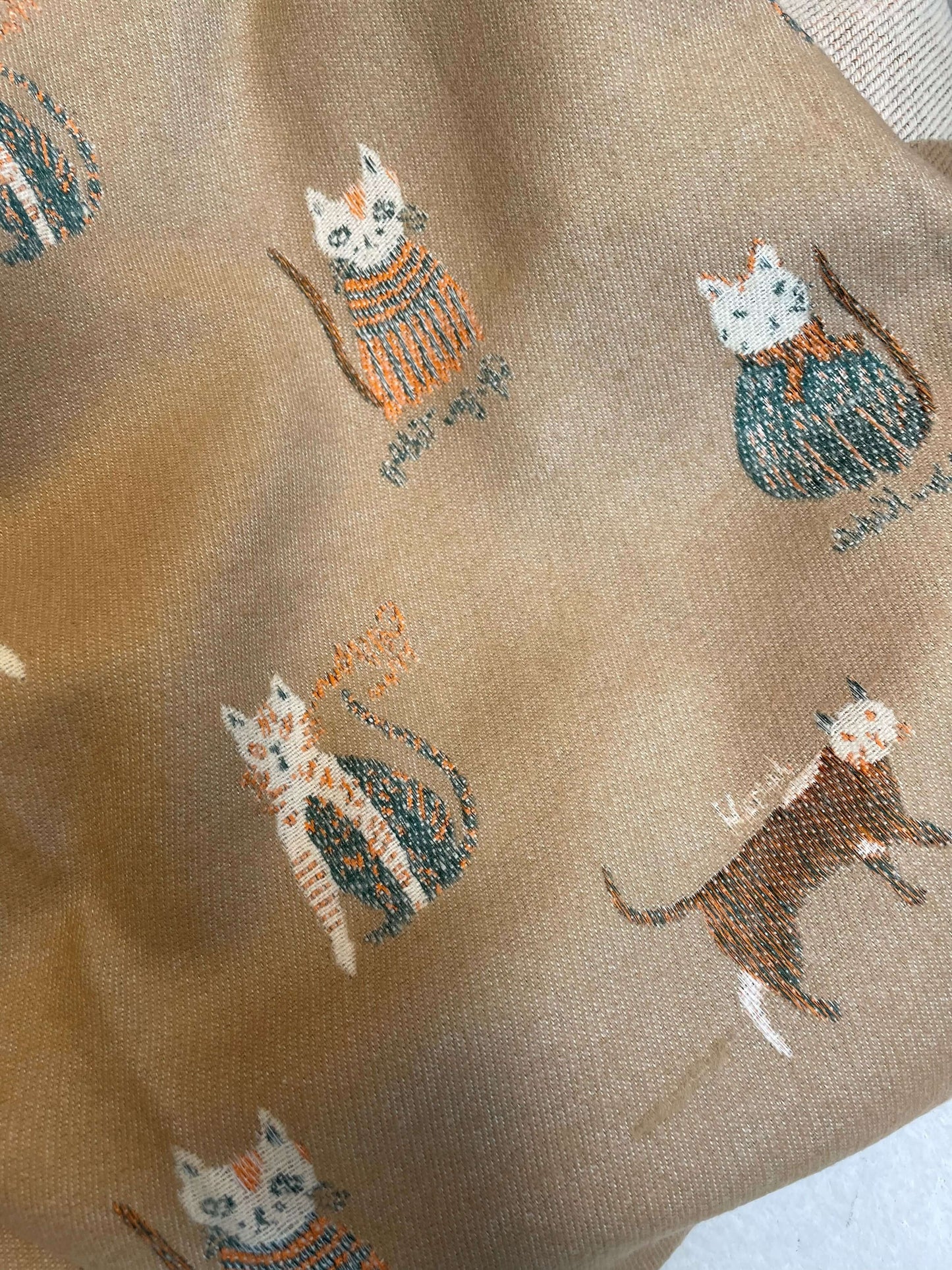 Schal mit kleinen Katzen