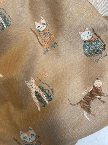 Schal mit kleinen Katzen