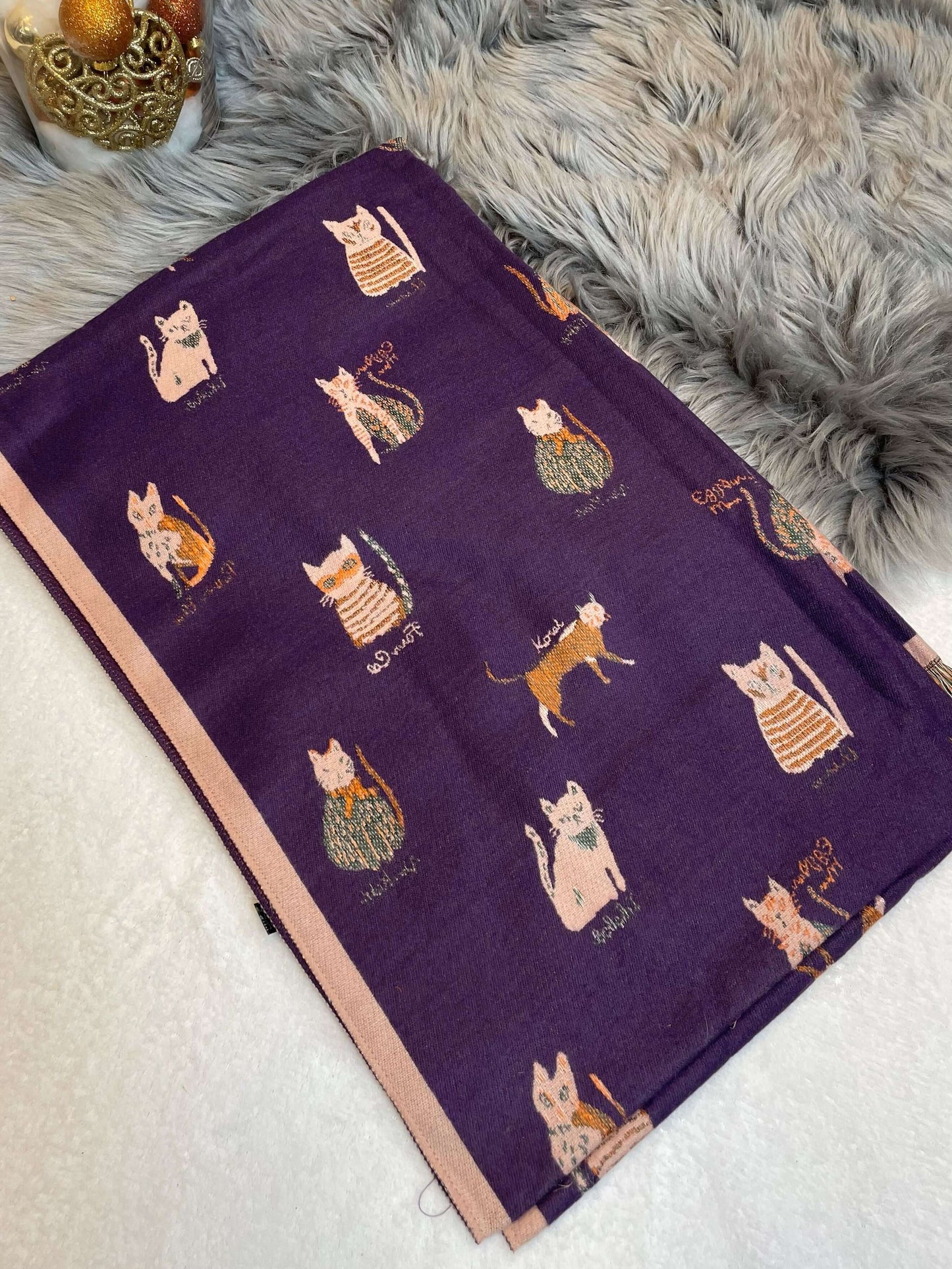 Schal mit kleinen Katzen