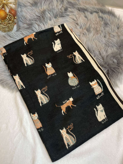 Schal mit kleinen Katzen