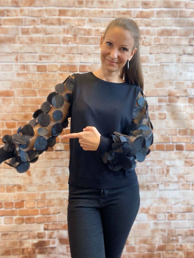 Langarmshirt mit transparenten Ärmeln und runden Aufnähern