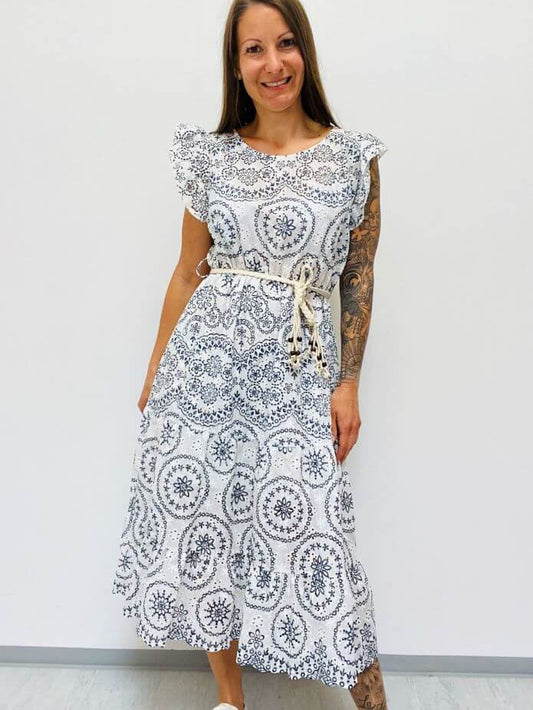 Weißes Sommerkleid mit Lochstickerei