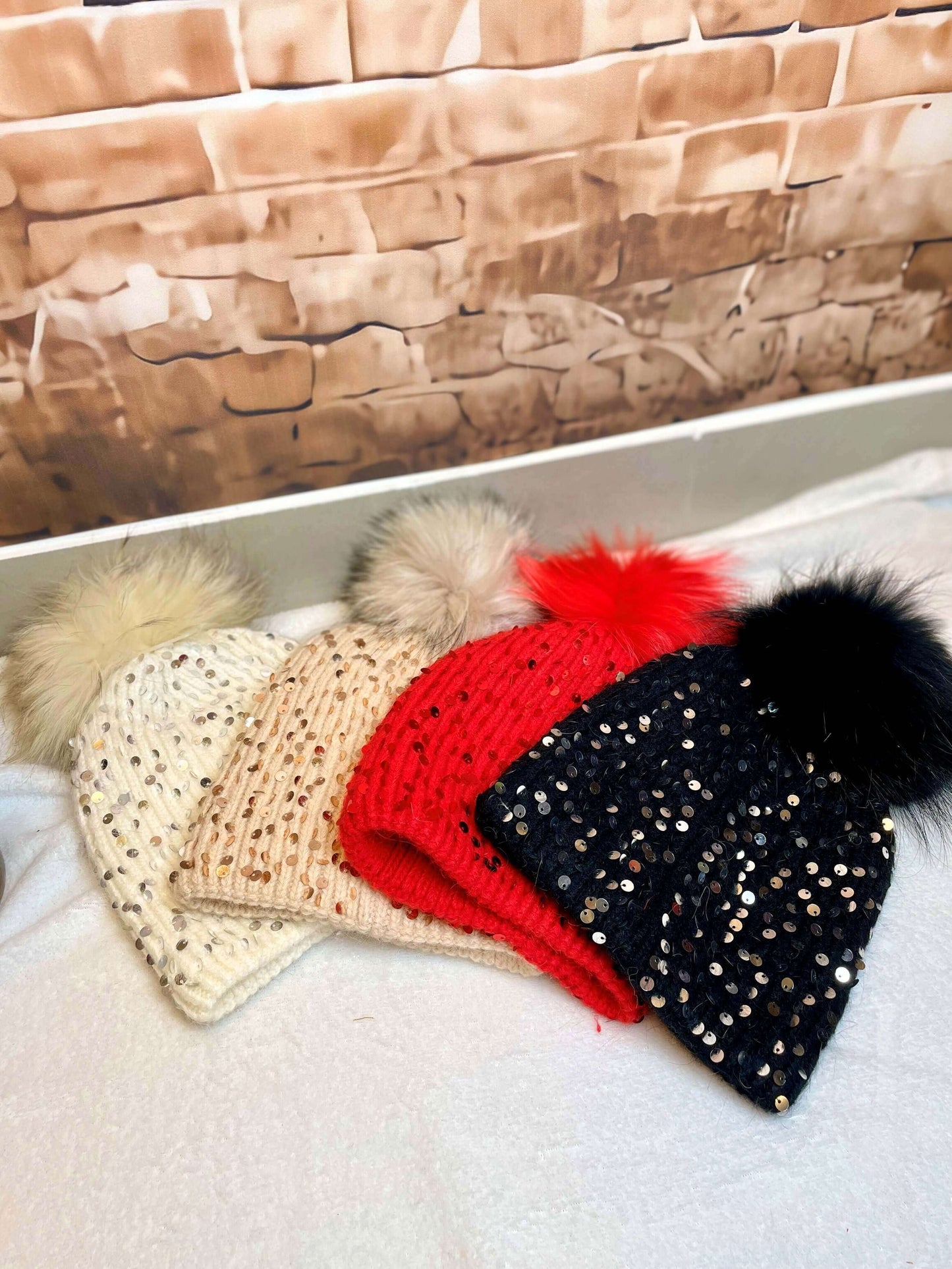 Strickhaube mit Bommel und Pailletten