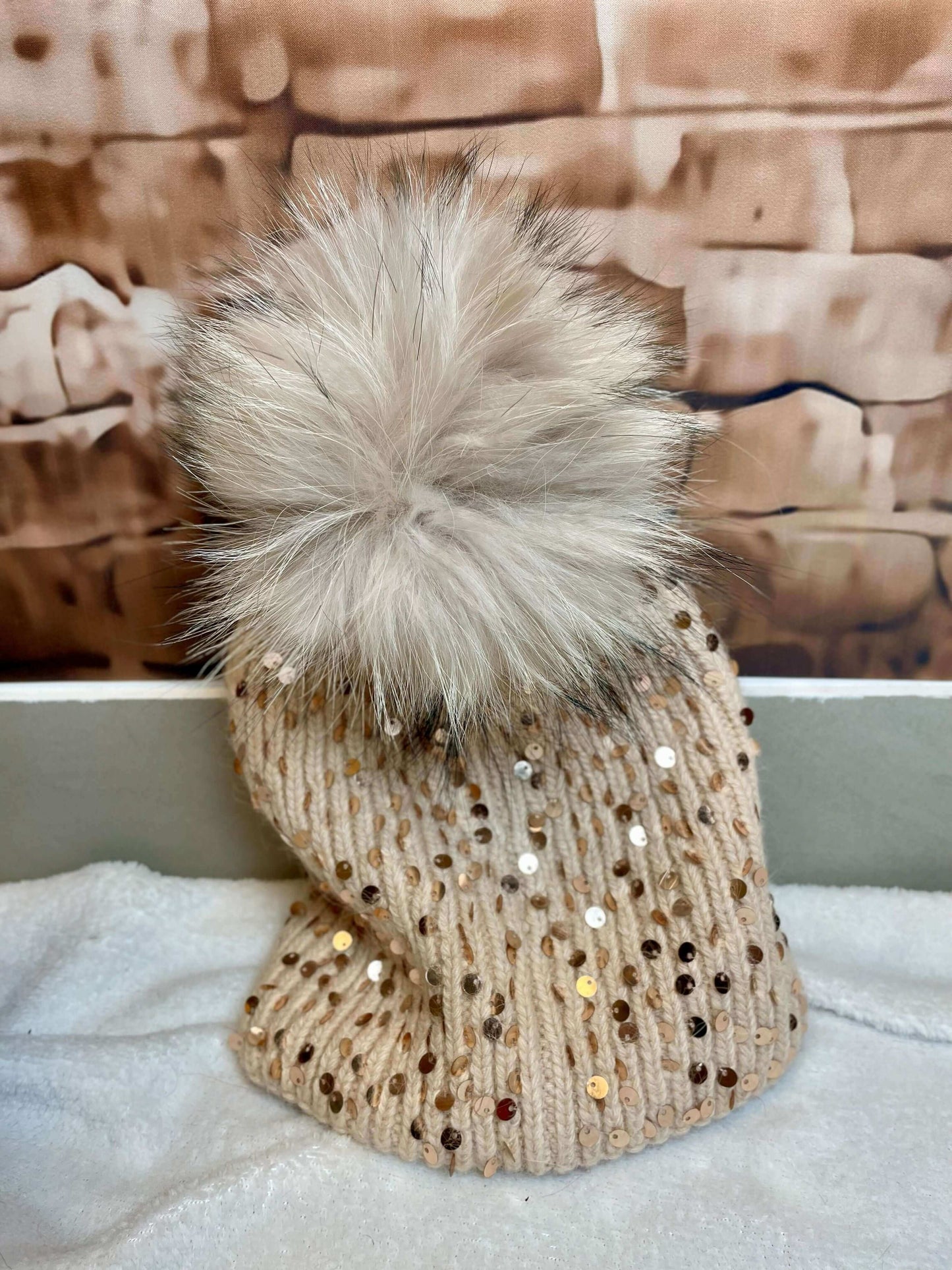 Strickhaube mit Bommel und Pailletten