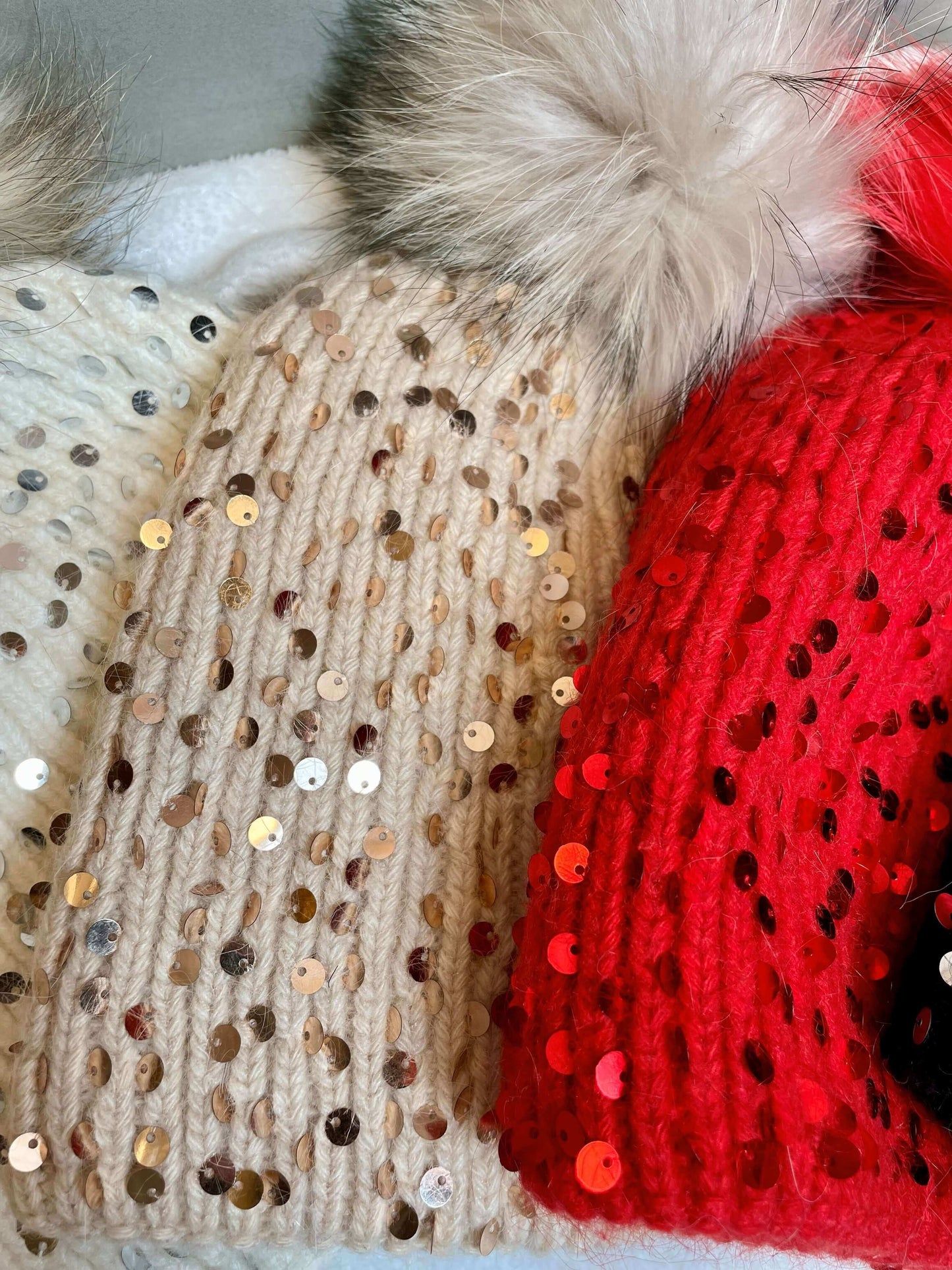 Strickhaube mit Bommel und Pailletten