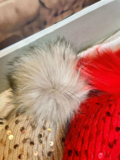 Strickhaube mit Bommel und Pailletten