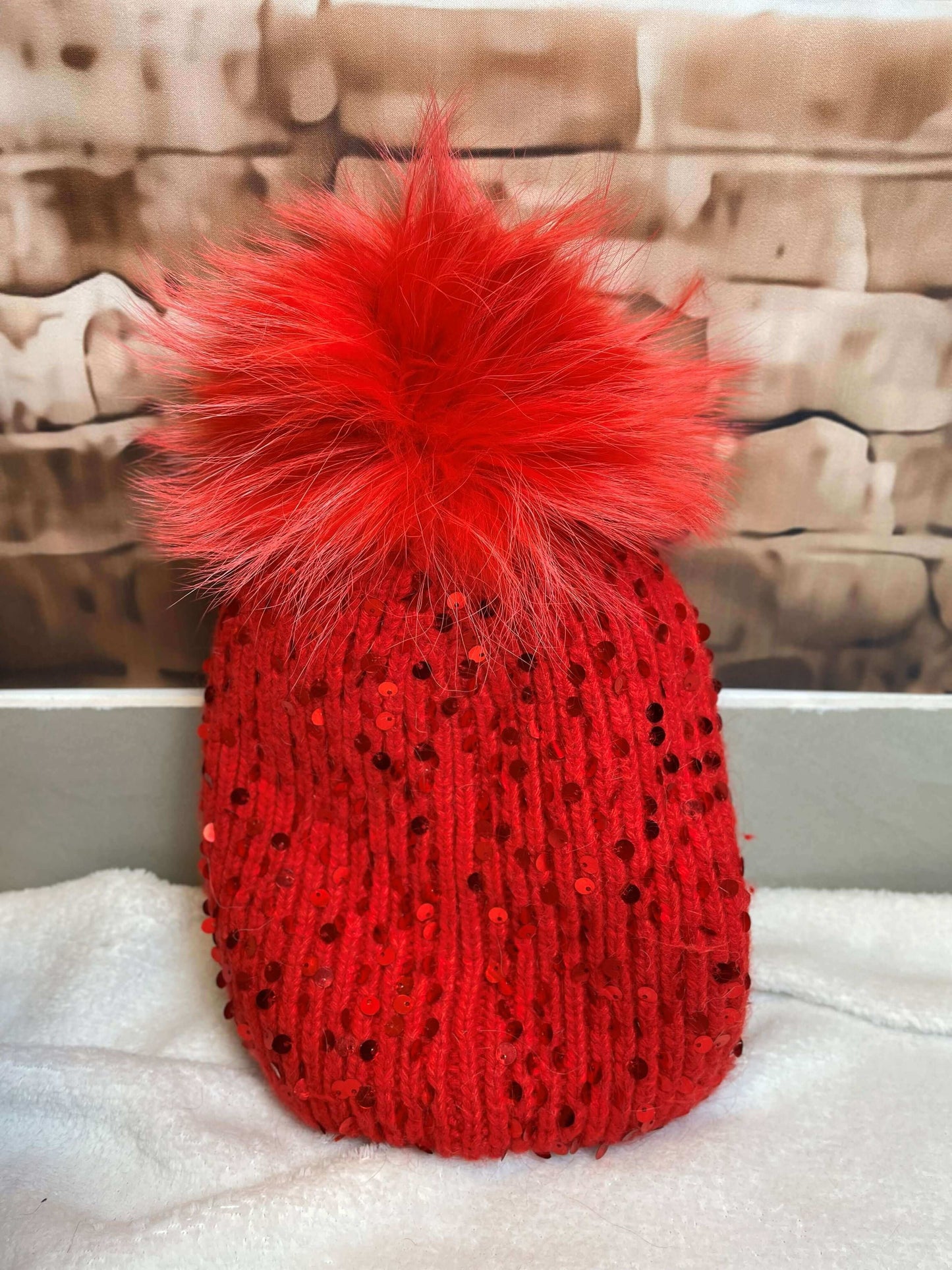 Strickhaube mit Bommel und Pailletten