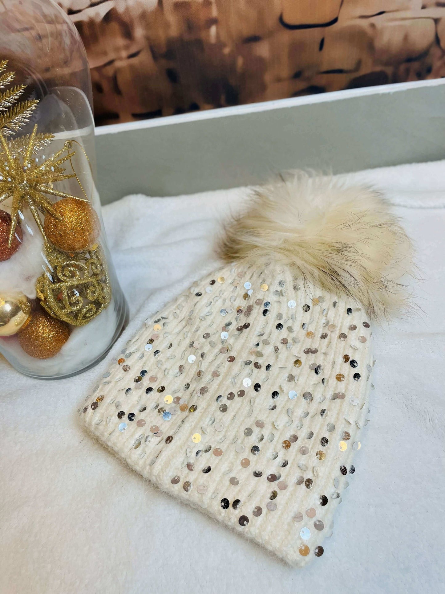Strickhaube mit Bommel und Pailletten