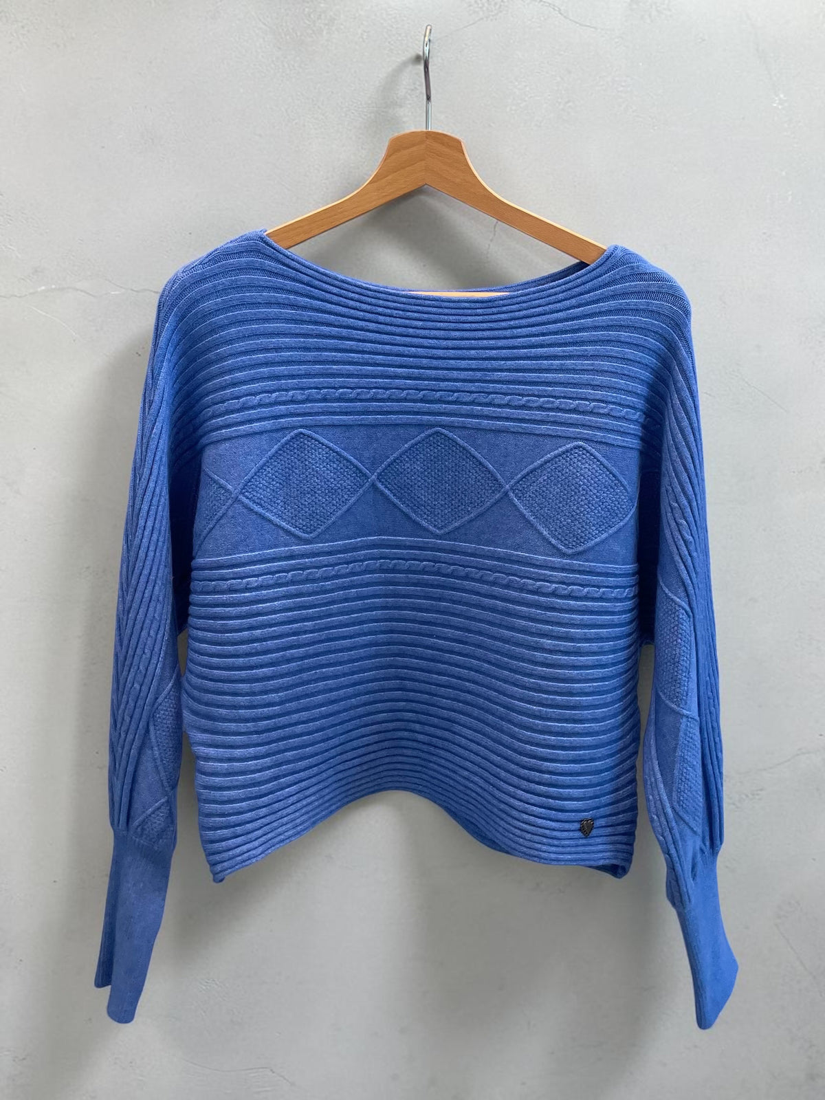 Kürzerer Strickpullover - lässig mit Fledermausärmeln