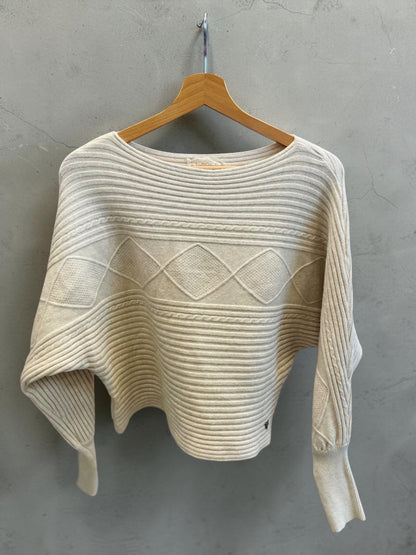 Kürzerer Strickpullover - lässig mit Fledermausärmeln