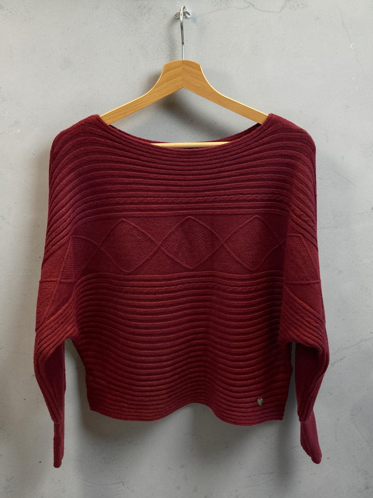 Kürzerer Strickpullover - lässig mit Fledermausärmeln