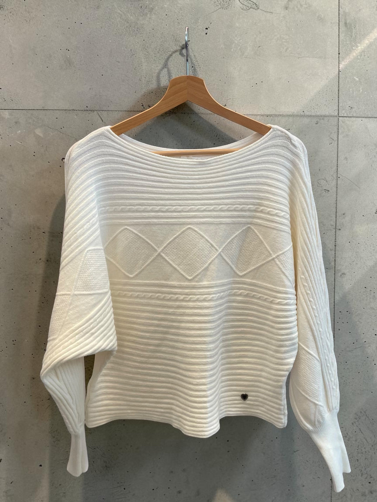 Kürzerer Strickpullover - lässig mit Fledermausärmeln