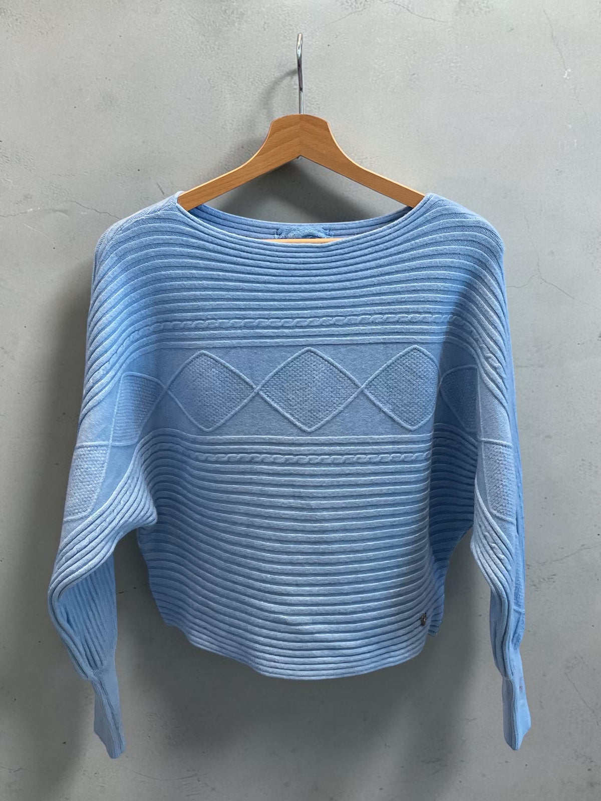 Kürzerer Strickpullover - lässig mit Fledermausärmeln