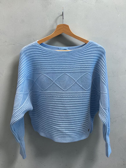 Kürzerer Strickpullover - lässig mit Fledermausärmeln