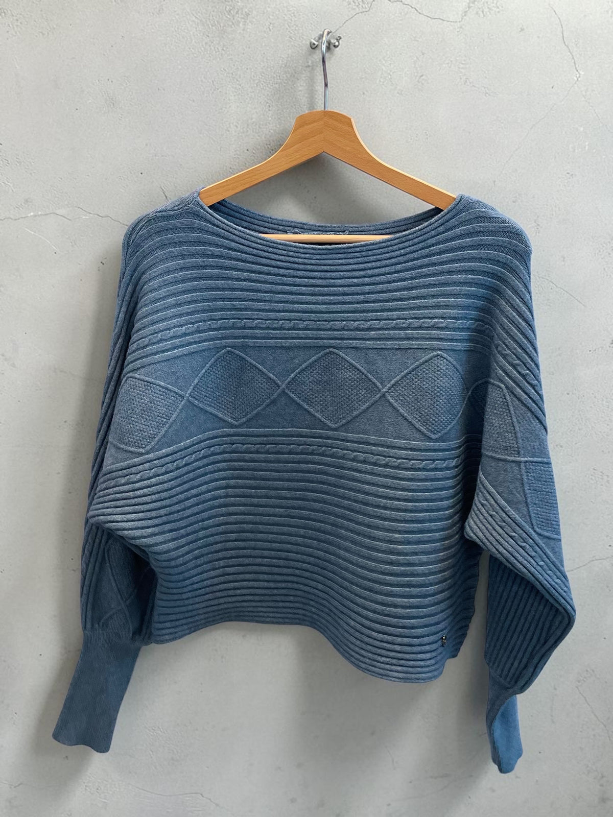 Kürzerer Strickpullover - lässig mit Fledermausärmeln