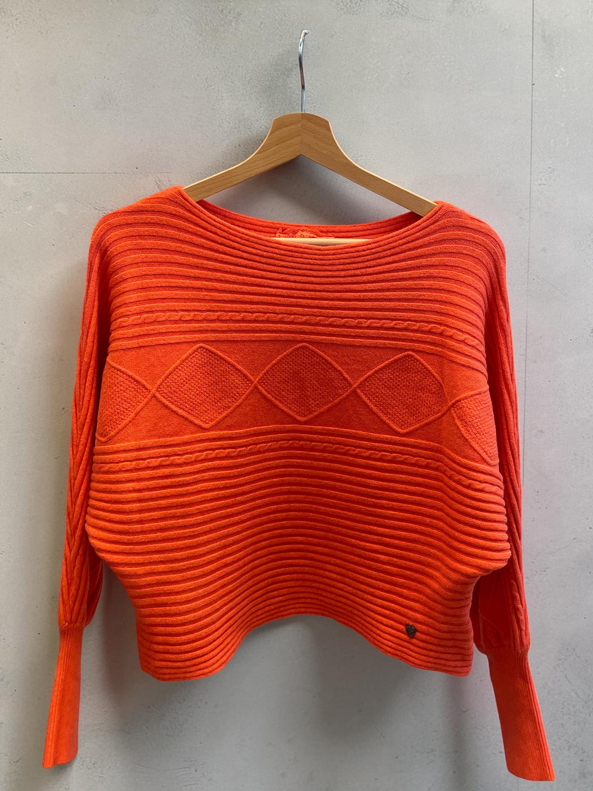 Kürzerer Strickpullover - lässig mit Fledermausärmeln