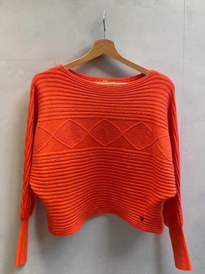 Kürzerer Strickpullover - lässig mit Fledermausärmeln