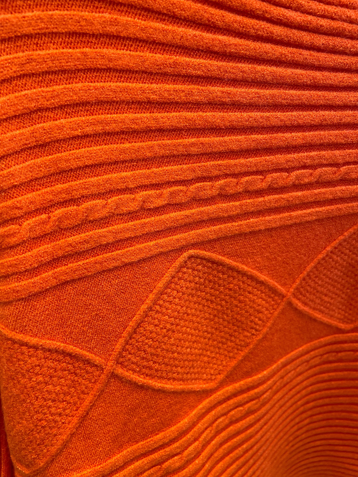 Kürzerer Strickpullover - lässig mit Fledermausärmeln