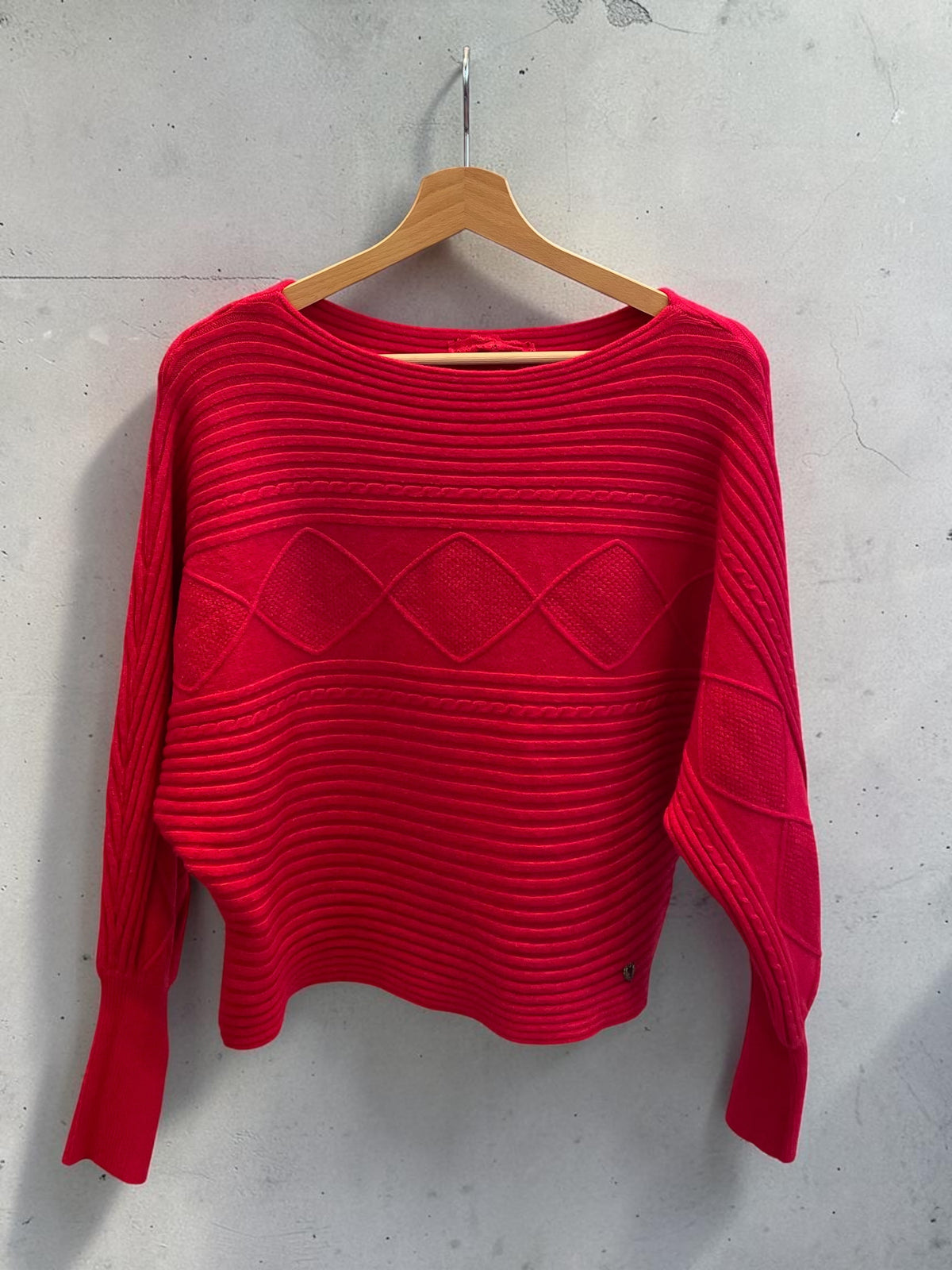 Kürzerer Strickpullover - lässig mit Fledermausärmeln