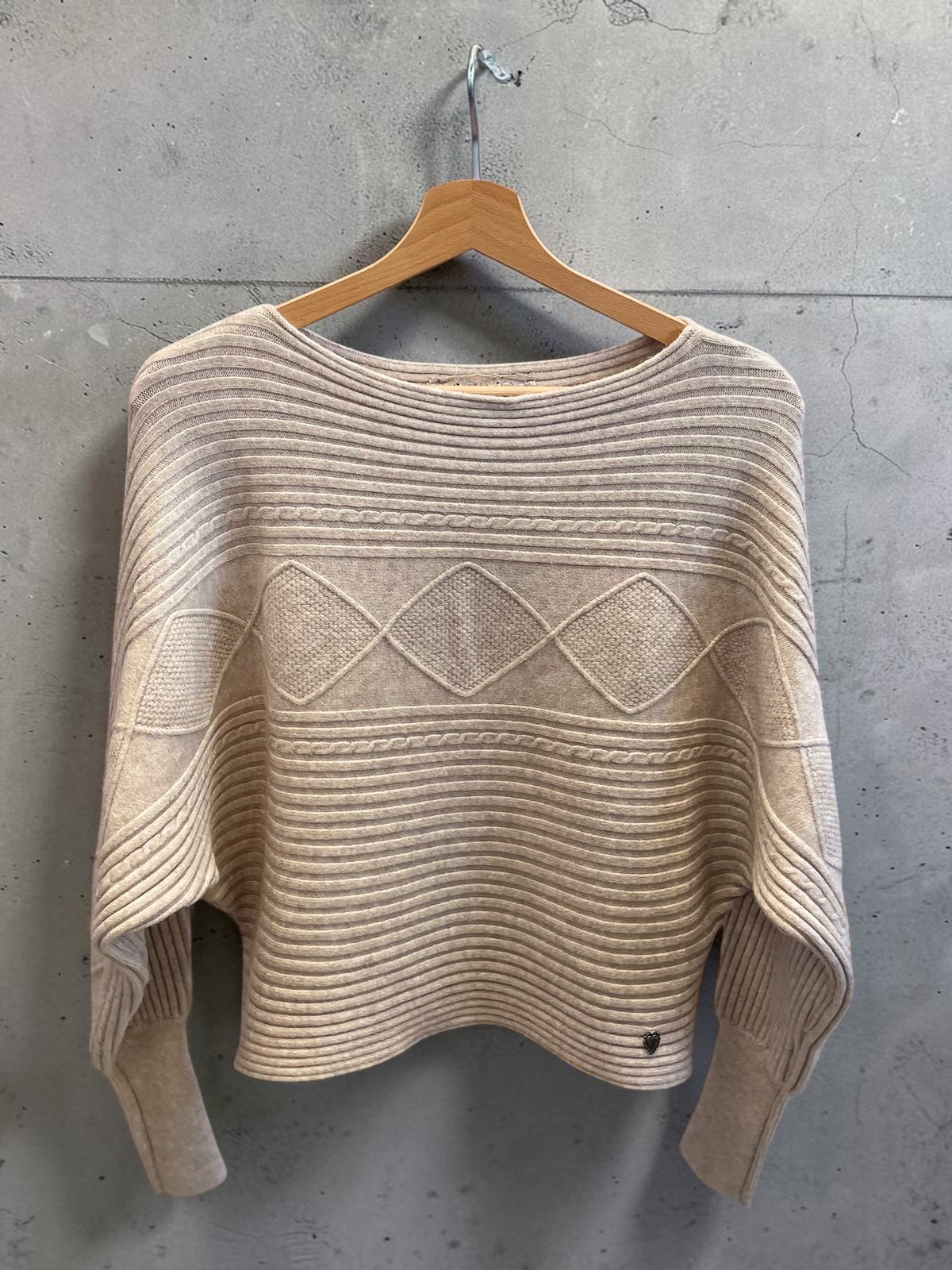 Kürzerer Strickpullover - lässig mit Fledermausärmeln