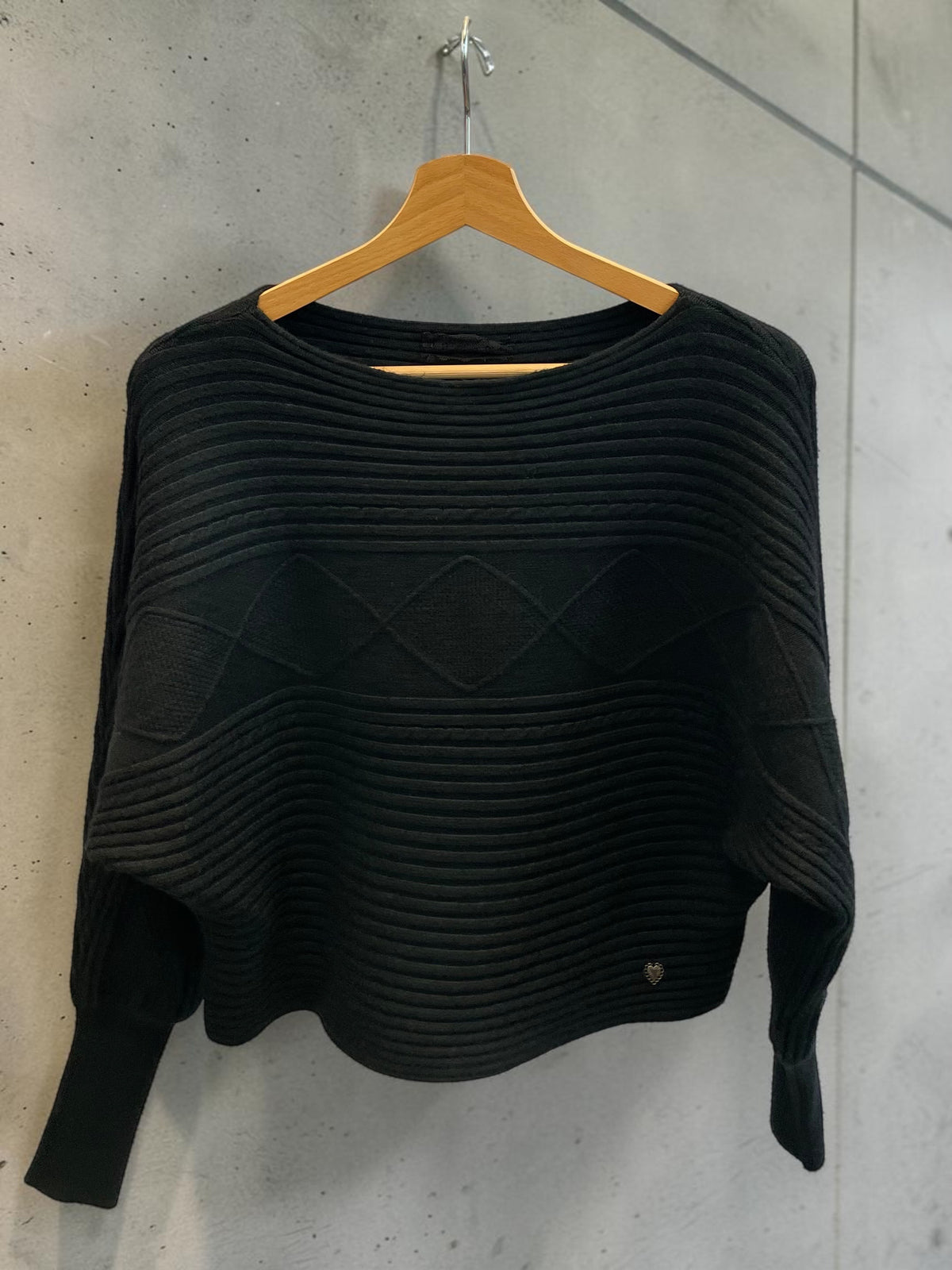 Kürzerer Strickpullover - lässig mit Fledermausärmeln