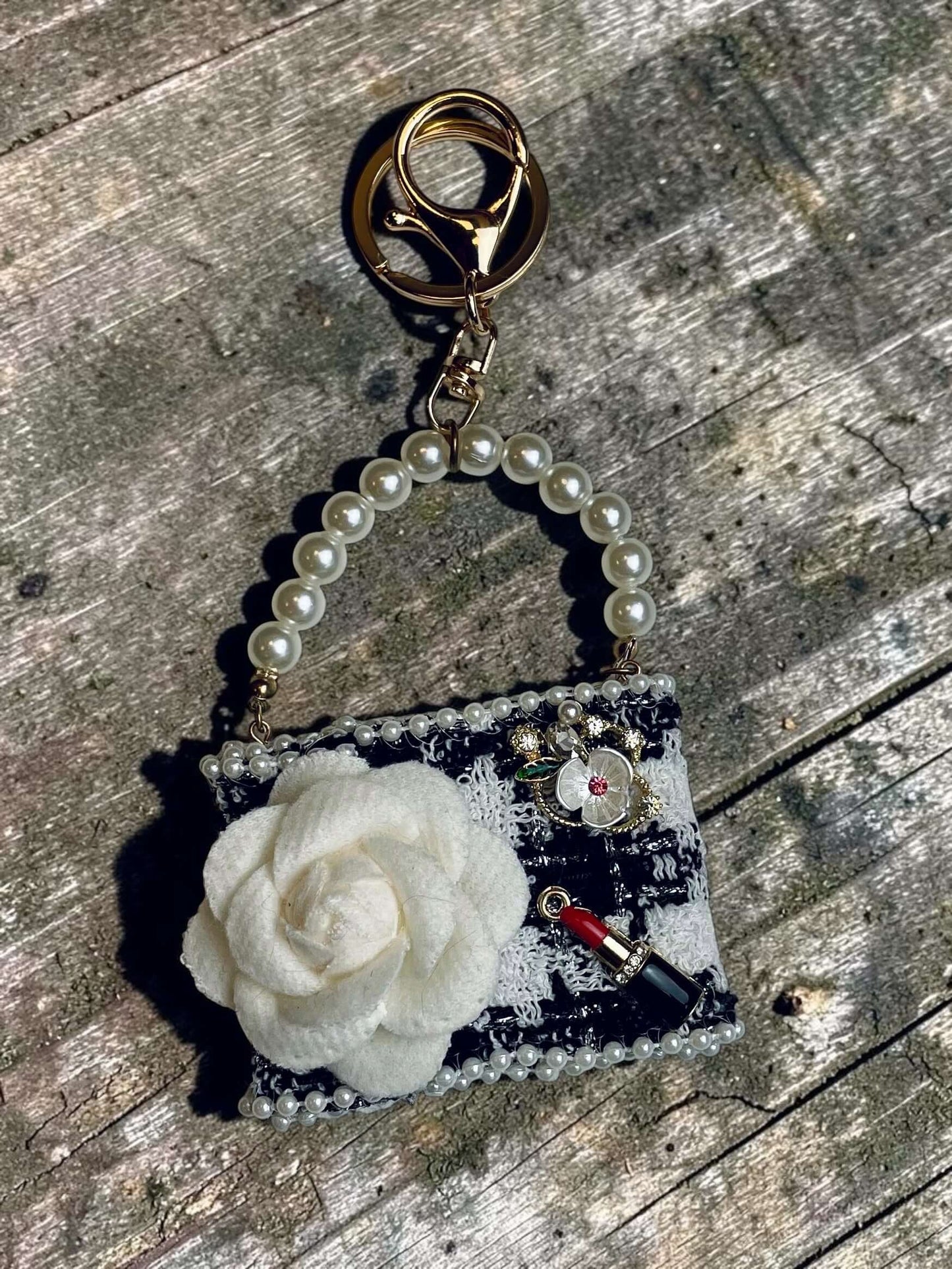 Taschenanhänger mit Perlen und Blume