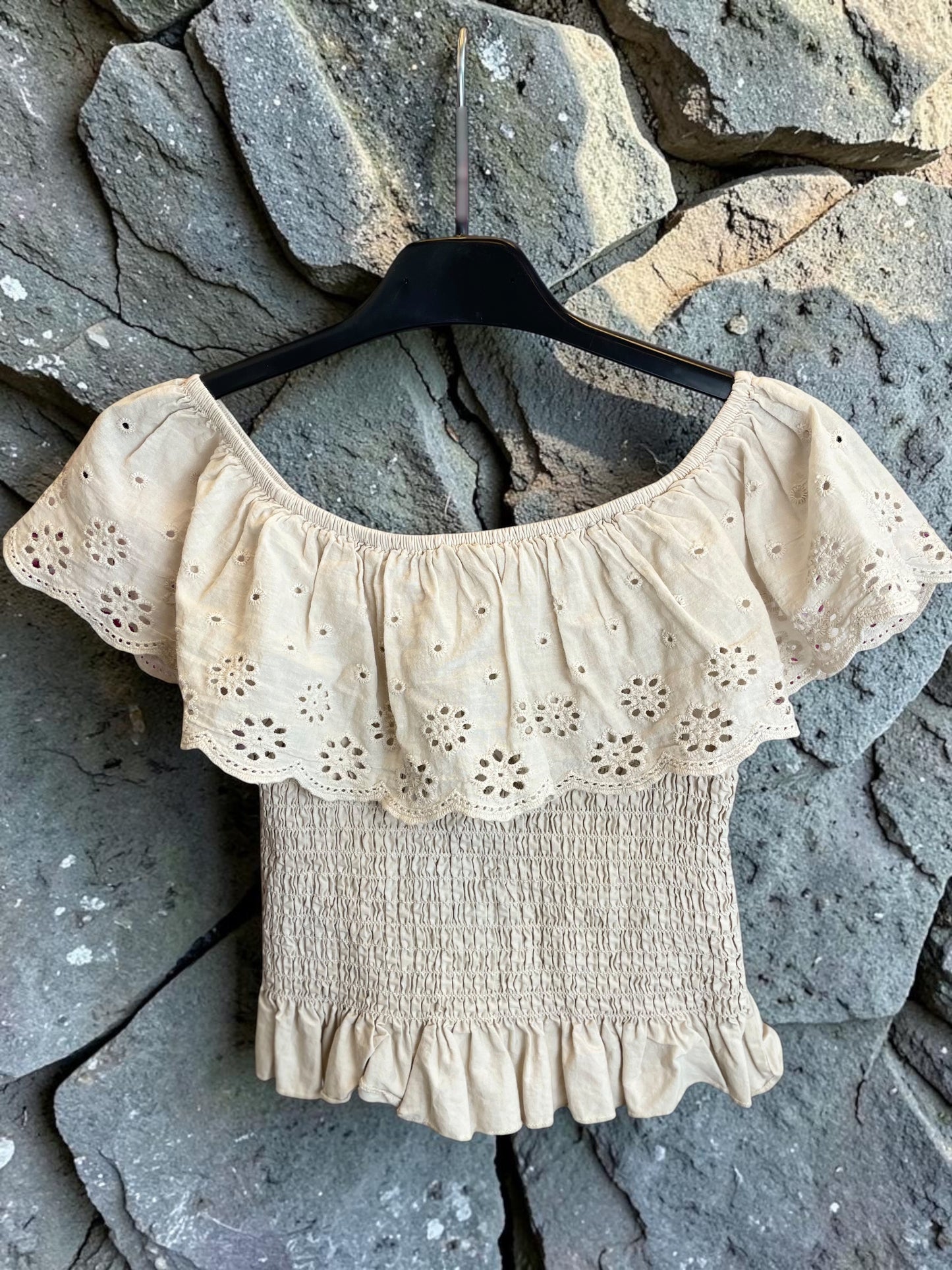 Bauchfreies Crop-Top mit Lochstickerei und Gummizug