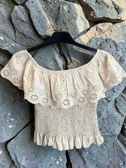 Bauchfreies Crop-Top mit Lochstickerei und Gummizug