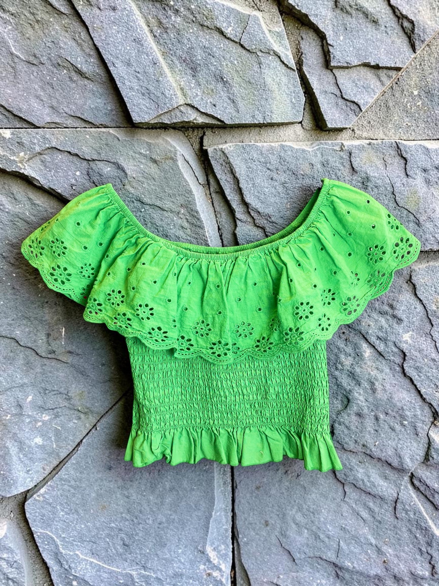 Bauchfreies Crop-Top mit Lochstickerei und Gummizug