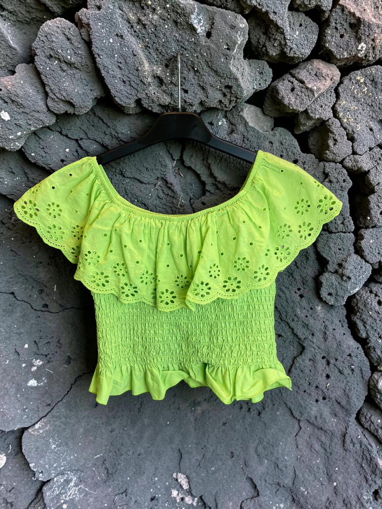 Bauchfreies Crop-Top mit Lochstickerei und Gummizug