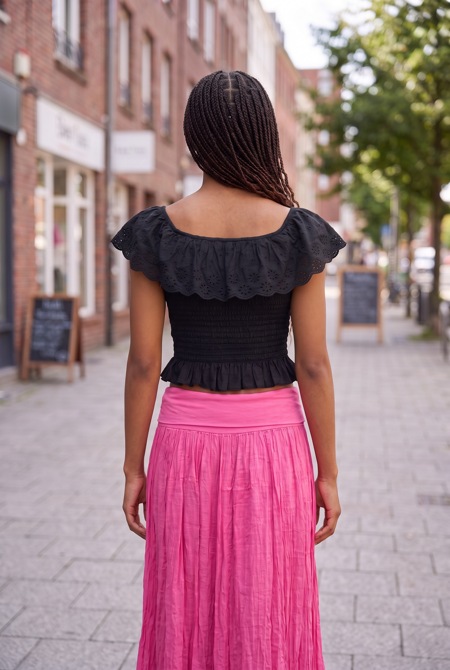 Bauchfreies Crop-Top mit Lochstickerei und Gummizug