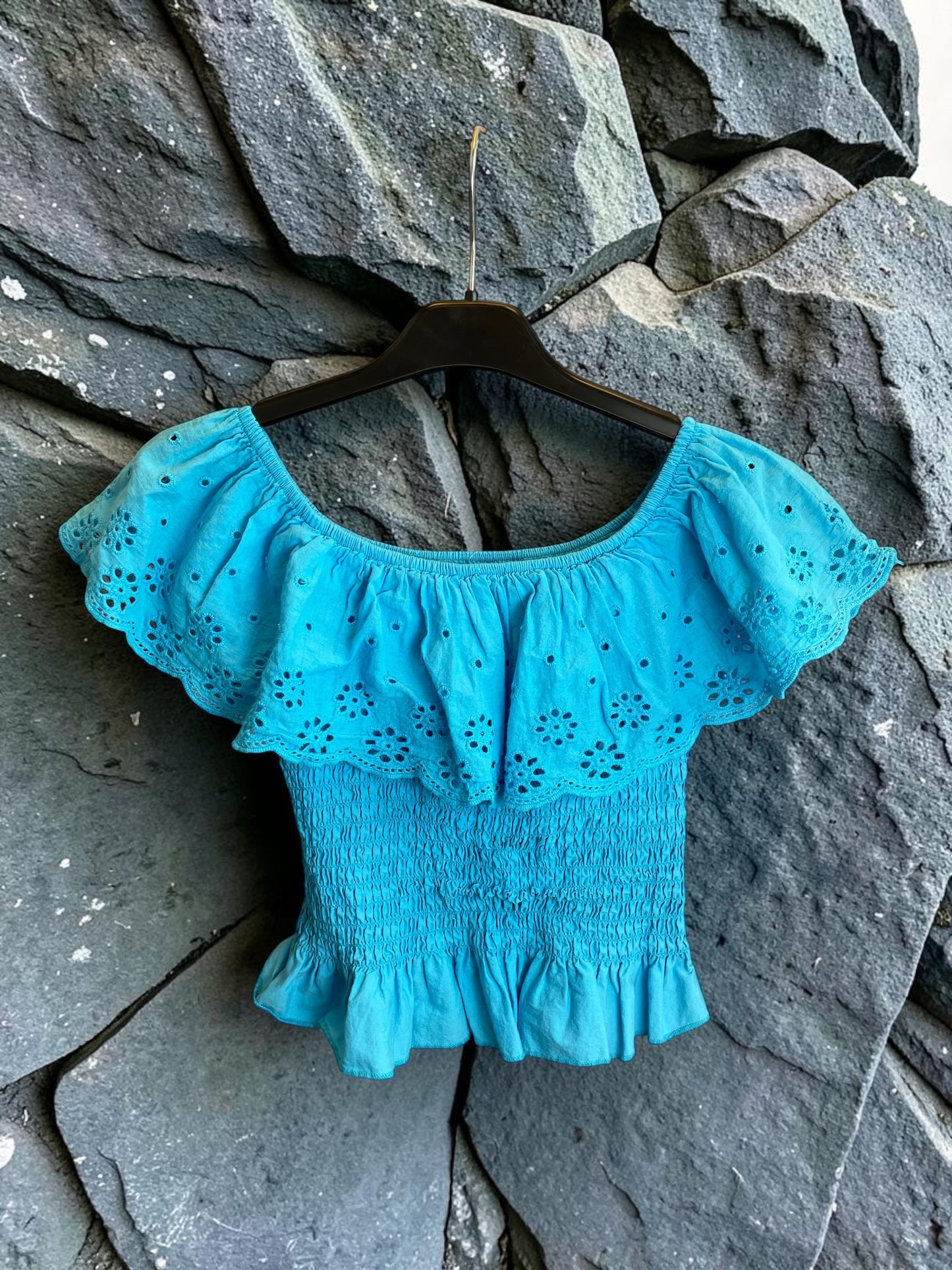 Bauchfreies Crop-Top mit Lochstickerei und Gummizug
