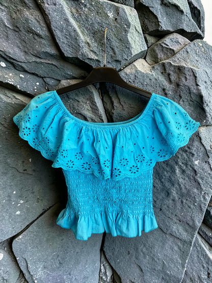 Bauchfreies Crop-Top mit Lochstickerei und Gummizug