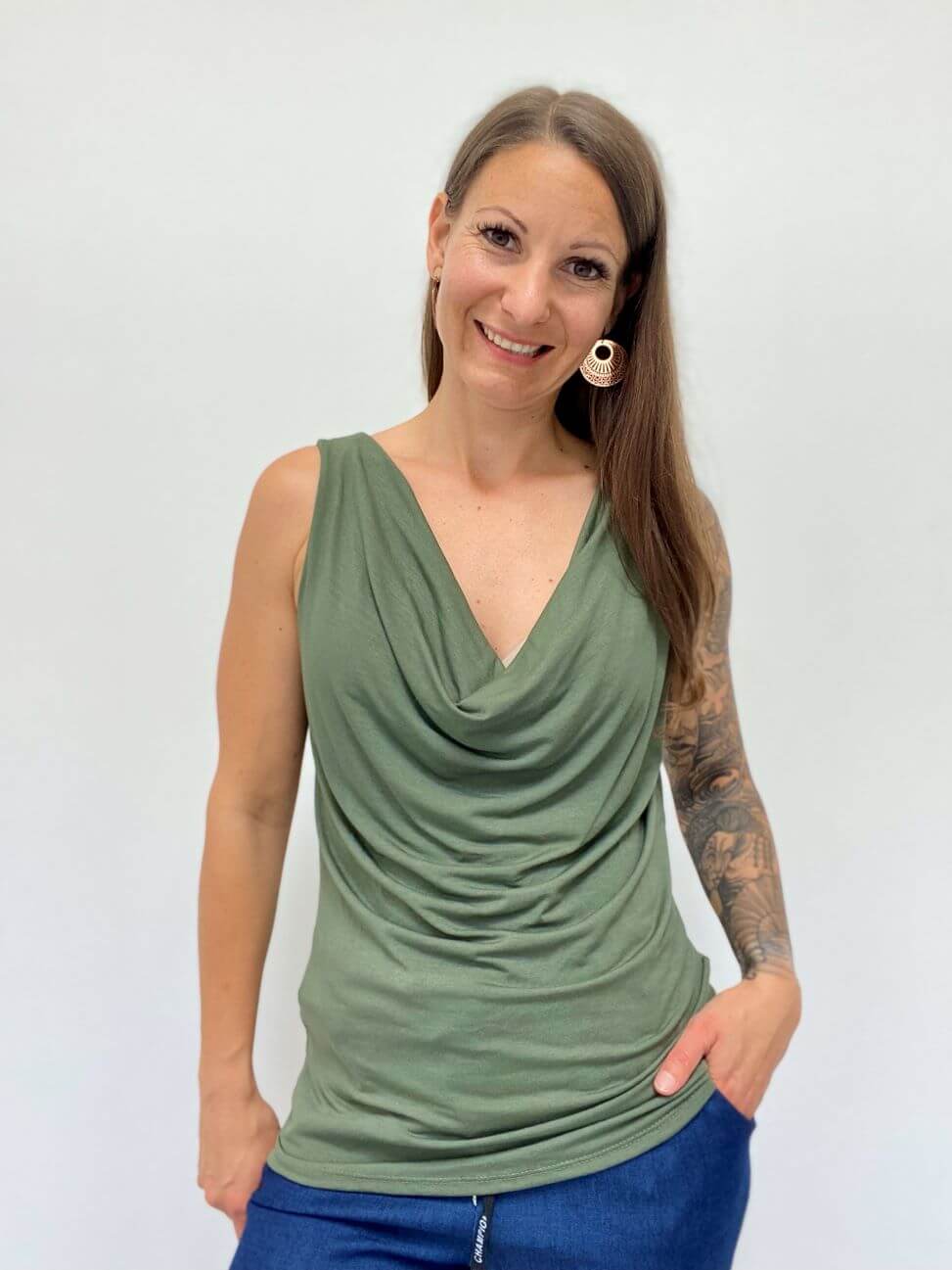 Angenehmes Top mit Wasserfallausschnitt Olivgrün
