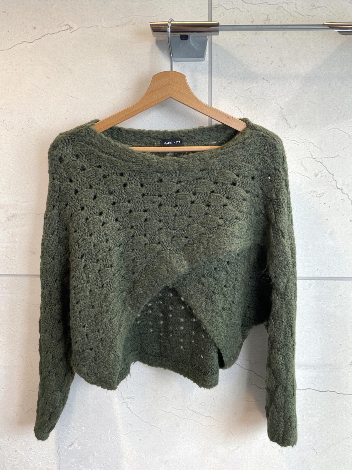 Kurzer Strickpullover mit Wollanteil und Wickeldetail