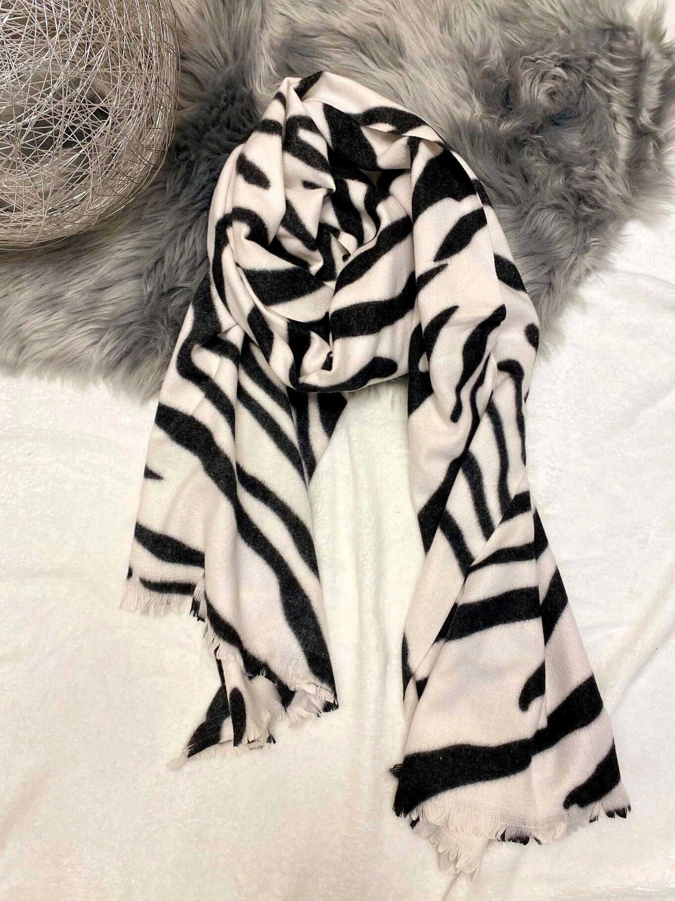 Warmer Schal im Zebradesign