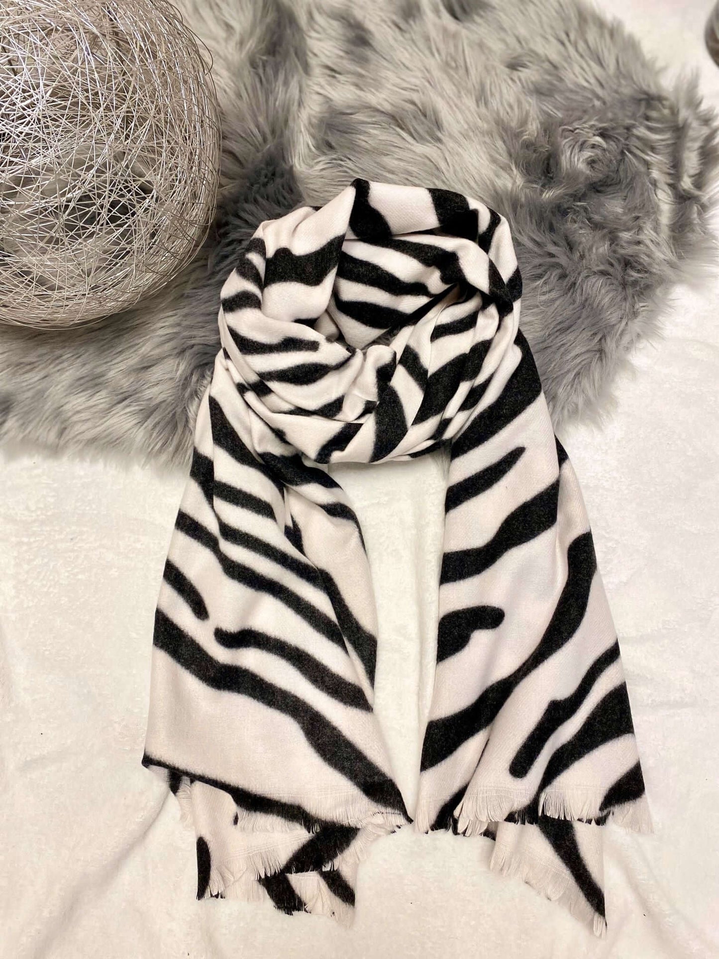 Warmer Schal im Zebradesign