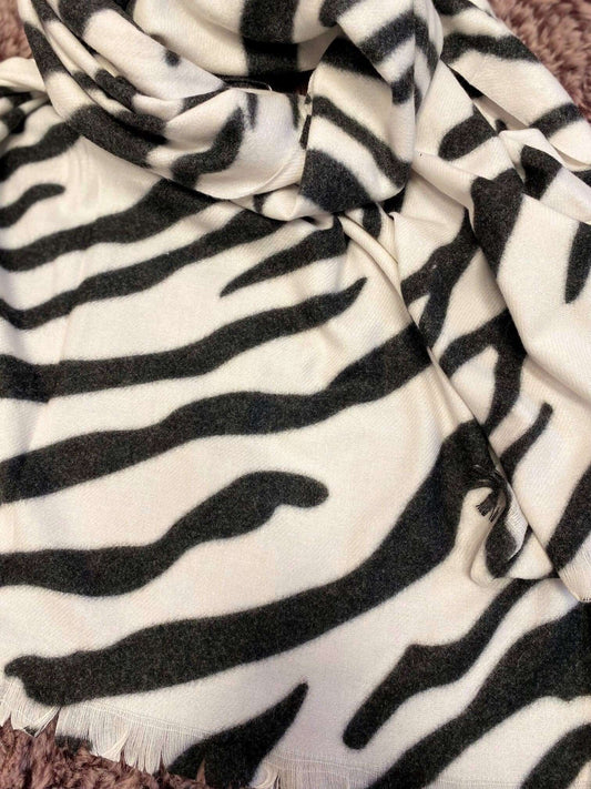 Warmer Schal im Zebradesign