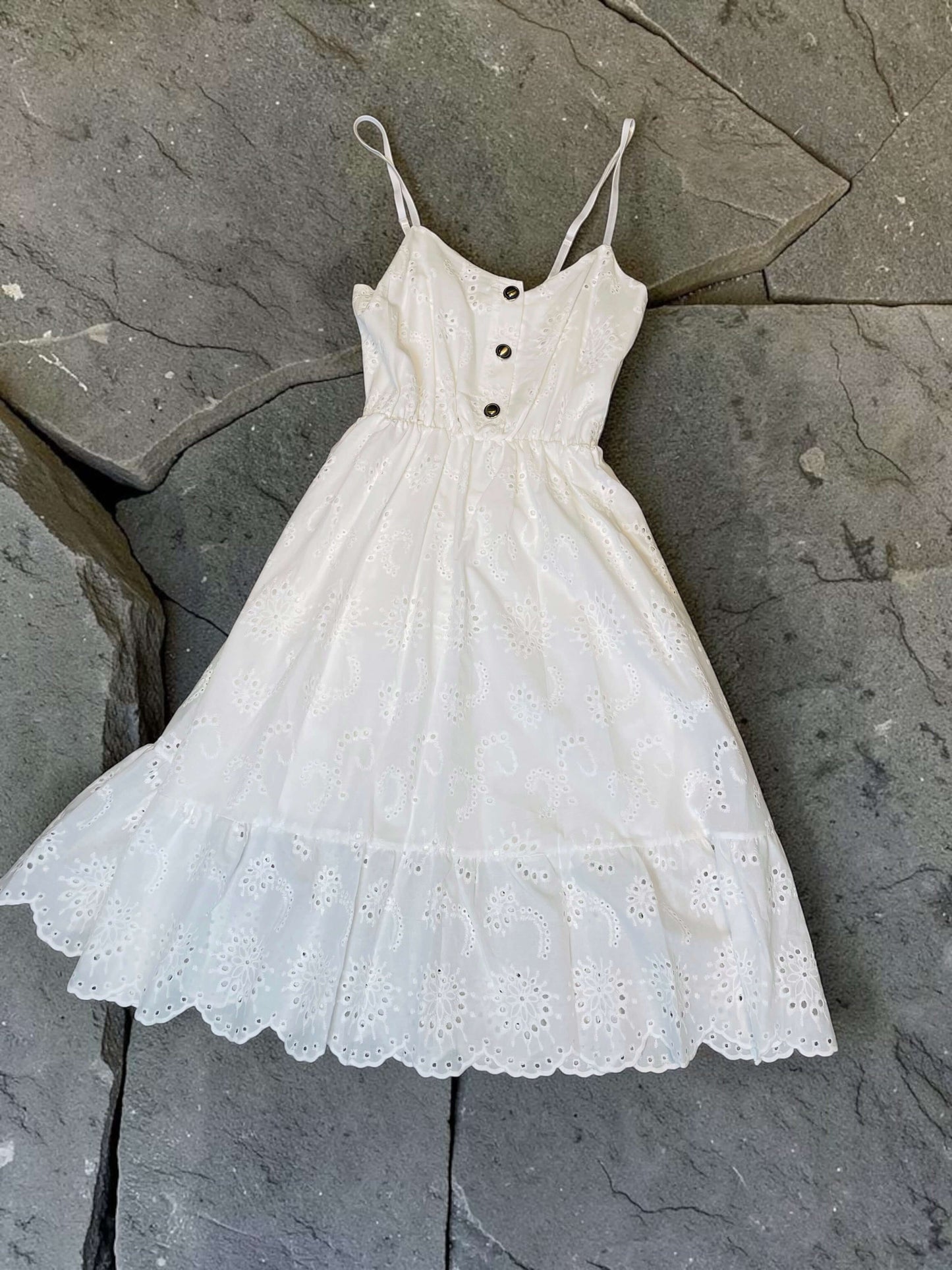Weißes Trägerkleid mit Lochstickerei - A-Linie