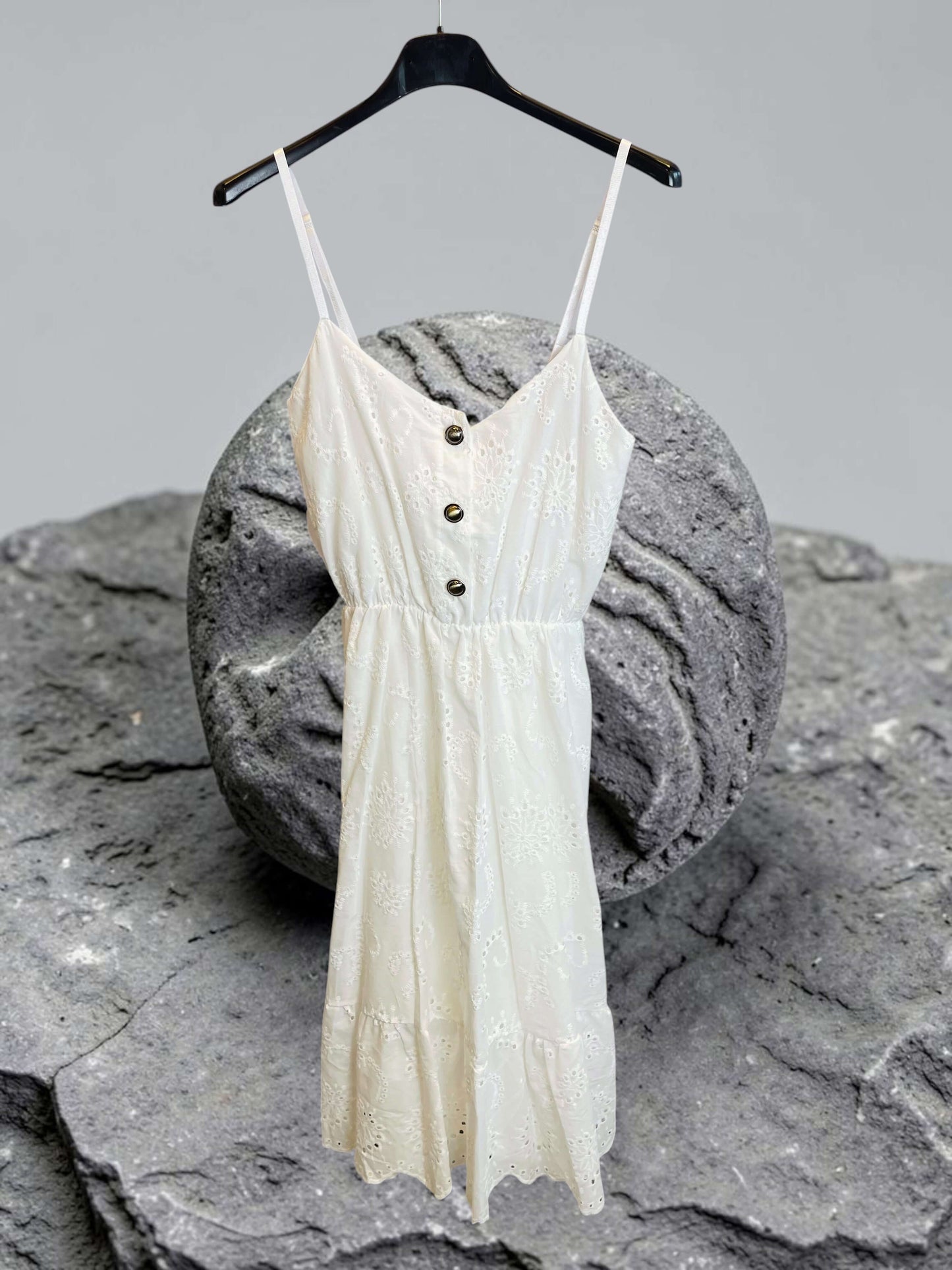 Weißes Trägerkleid mit Lochstickerei - A-Linie