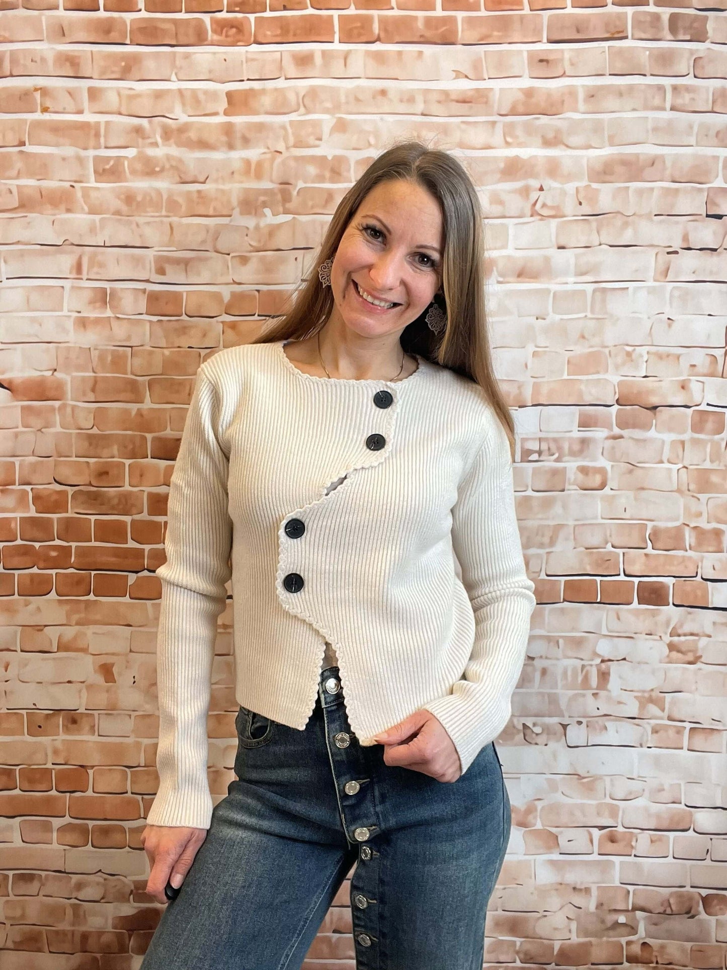 Kurze Strickweste mit Knöpfen