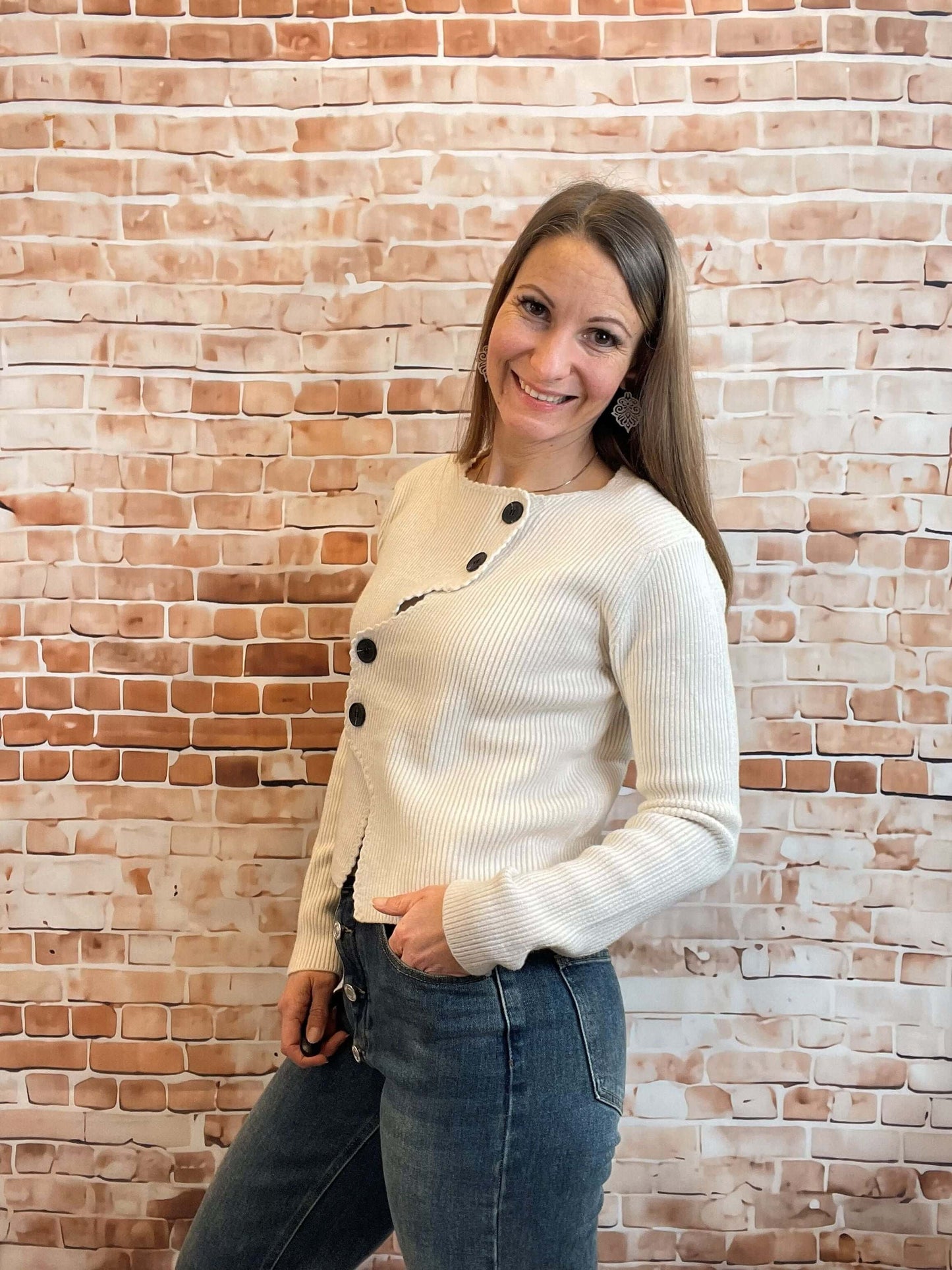 Kurze Strickweste mit Knöpfen