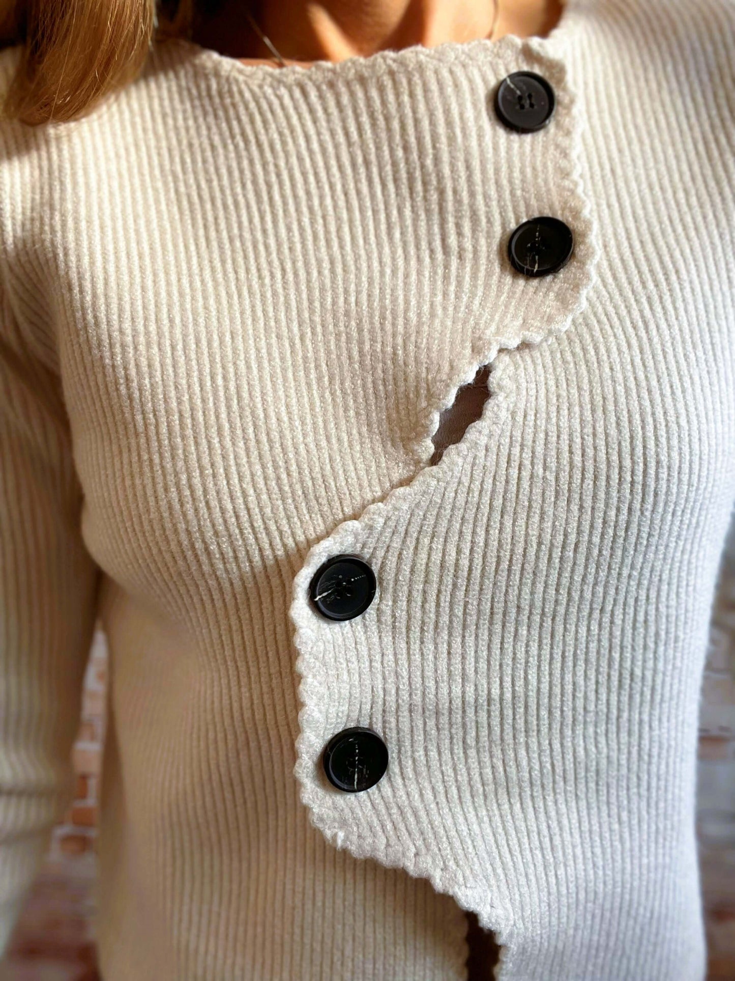 Kurze Strickweste mit Knöpfen