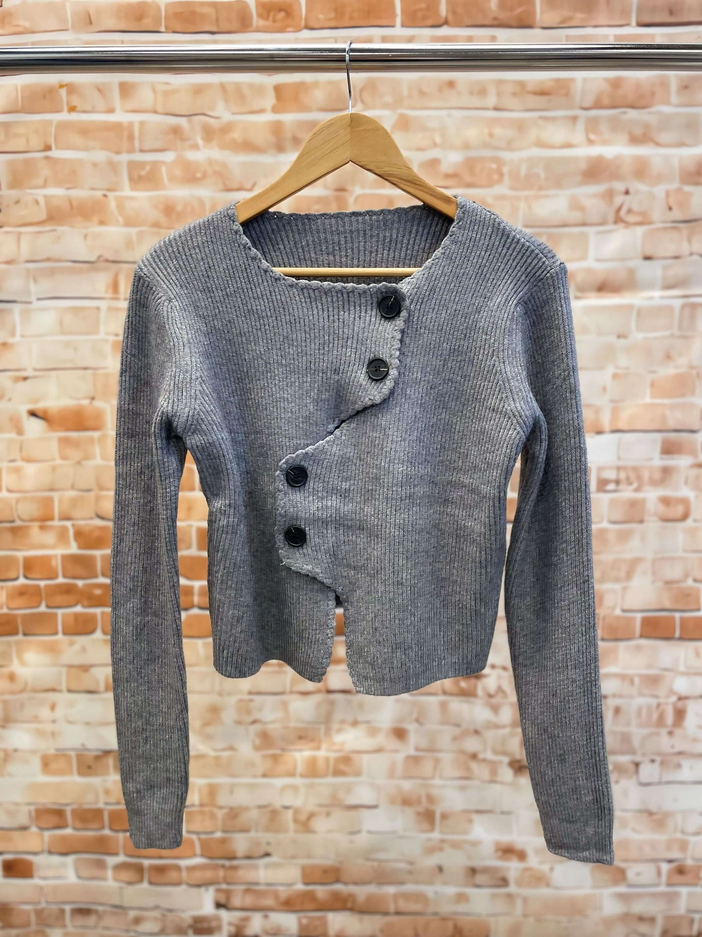 Kurze Strickweste mit Knöpfen