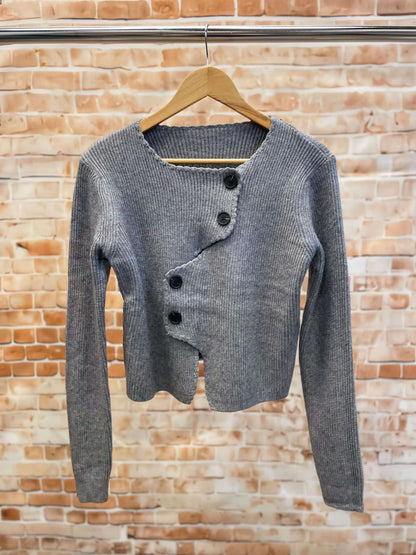 Kurze Strickweste mit Knöpfen