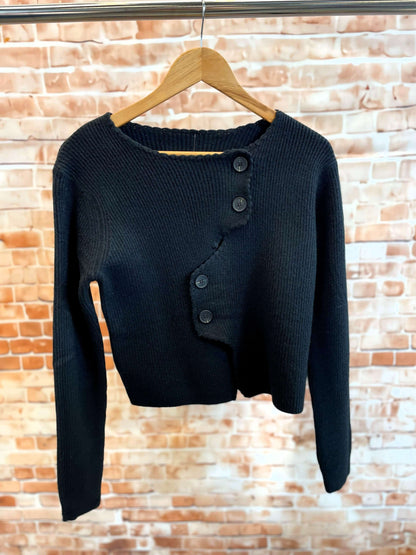 Kurze Strickweste mit Knöpfen