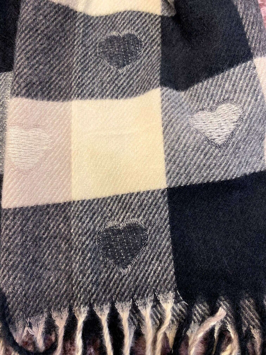 Weicher karierter Schal mit Herzmotiv