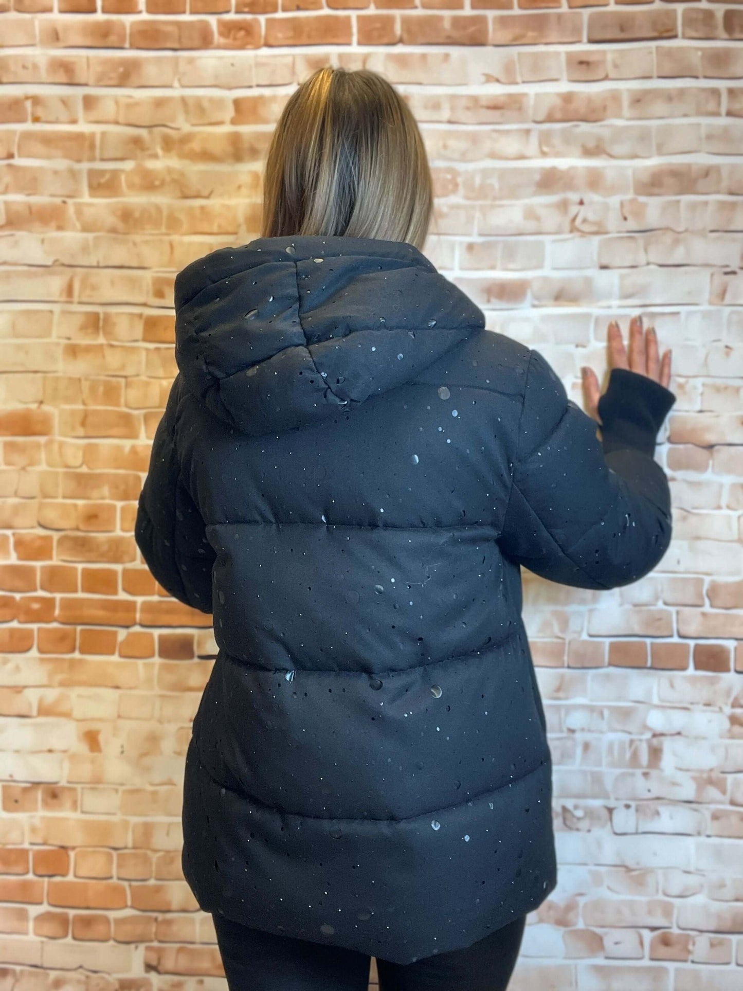 Schwarze kurze Winterjacke mit Strickärmeln