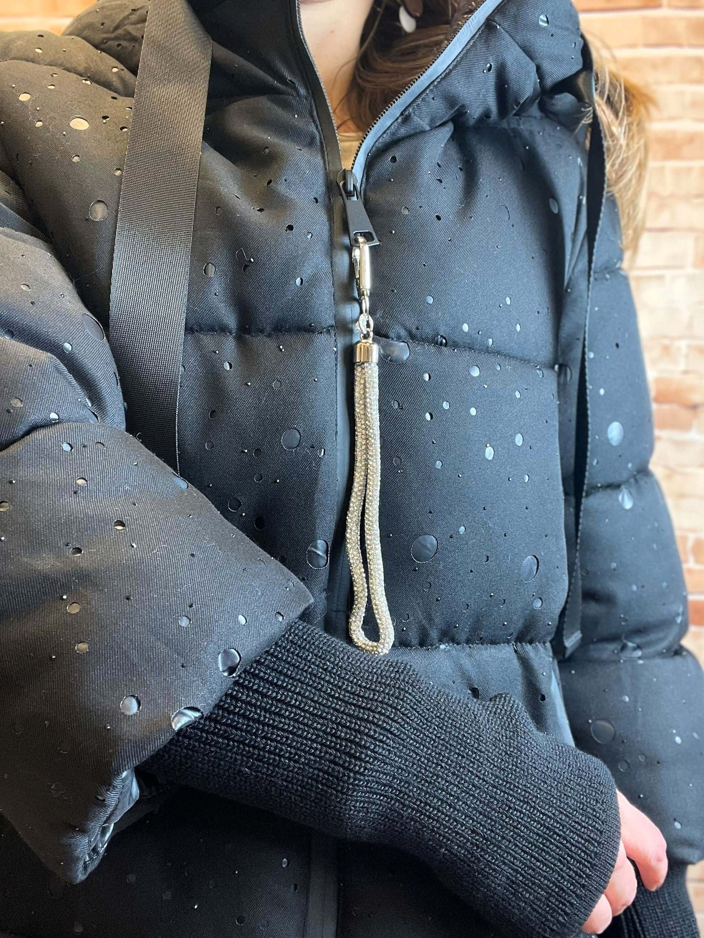 Schwarze kurze Winterjacke mit Strickärmeln