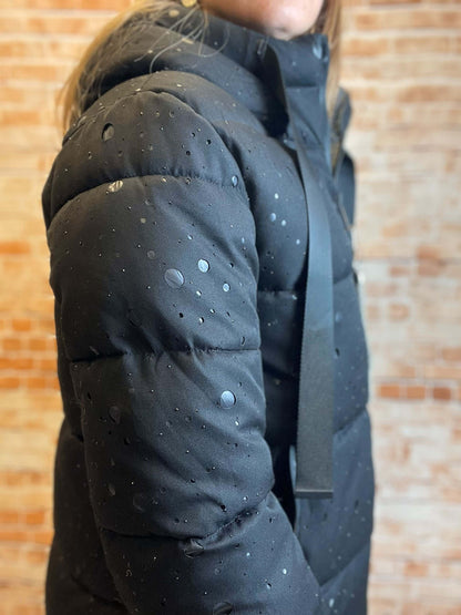 Schwarze kurze Winterjacke mit Strickärmeln